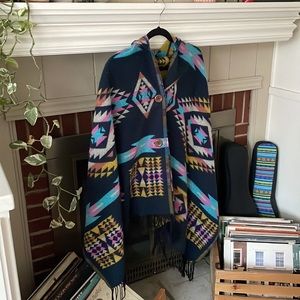 BEAUTIFUL PANCHO. No tag, this size is pretty flexible- not small.